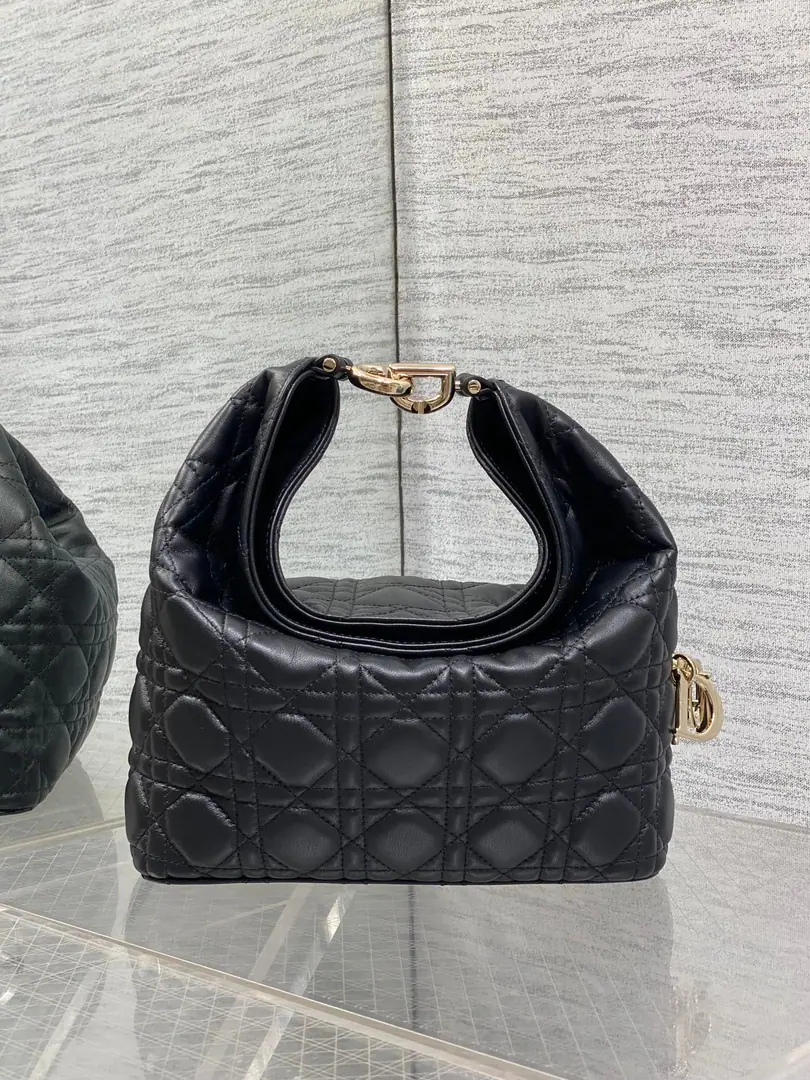 The small black spot.‼️ Dior Winter26NewToujours Hobo Bring your own Yuan Bafu bag., The spirits are smooth.❤️ ♪ A symbolic smile folded around ♪+Classic twigs, little sheep skin, skin. Small｜Wide leather shoulder belt, - A lot of commuters., I'm lazy. Mini-Man.｜Fine metal chain, ♪ Little twilight ♪, The atmosphere of dating is so high. SideD.I.O.RLucky suspension., Walking softly with a good luck filter.✨ There are many other low-saturated and tender colors., I'm not going to have to make it all the way up. French relax Easy to squeeze.🤏🏻 Small Size: 22.5*14*7.5cm