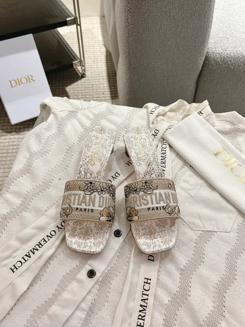 Circle D*or2026♪ Spring and summer ♪ CD•Ms. Dio has a long-term embroidered slipper. Christian Dior has always been a gorgeous and elegant noun., In fashion, the top of the world.👍 Especially worth mentioning.: A salivation.✨Pattern, Re-presentChrstian DiorOne of the precious symbols.✅ Original version*Full package More than 100 colors. ◽️Shoe.: Top-of-the-line embroidery cotton cloth. ◽️Uchi.: Import of sheep skin ◽️Otsumi!: The original is really leather. ◽️Codes: 35-41 (41Do it.) ⚠️⚠️⚠️Because of the color., Individual colours to be ordered, No, no, no, no, no.