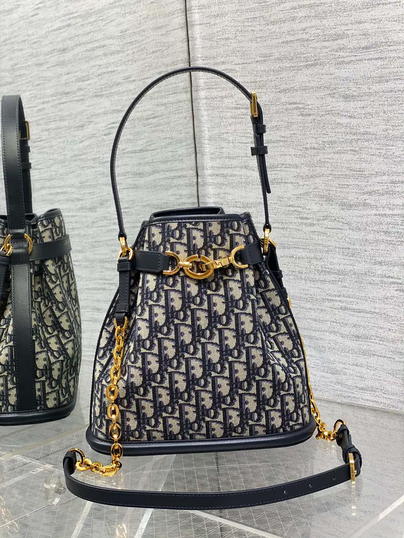 Big-time spot.‼️ The newest brick cabinet.C'est Series, Elegance and classic., Blue.oblique Old flower paste., A unique bucket bag., LetterLock Open, Use the spin button letter D, I can collect all kinds of daily supplies., A top handle and a modifiable belt., Detachable straps, It's both fashion and fashion. size: 24*10*24.5cm 9278 0020
