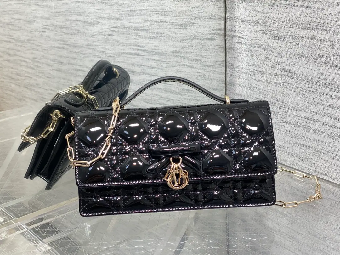 Current‼️ The newest butterfly chainer in the brick cabinet.🎀Signal vine grooves, A classic letter-and-letter strap.🎀👏, A new handle design., With soft sheep skin., Elegance and fashion.🙋, The brightest part is the beautiful pearl chain.😁, Make the whole bag even more sophisticated., Multiple layers and slots inside, A beautiful, practical one.😍 size:21*11*5cm 0502
