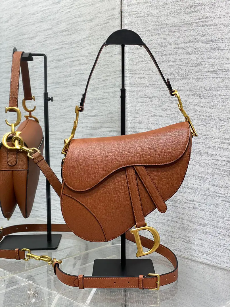 Original factory skin Caramel.➕【With a shoulder belt.】𝗖𝗗 𝗦𝗮𝗱𝗱𝗹𝗲 Classic saddle bag.🈶️The king of the kings., The position is unshakeable.☝️The whole fashion world is still hot this year.🍀This new sale is now being offered with its own strap.！Focus or Dismantling Reconciling Length, - Oh, shit.！Finally.！No more money to match., And save a few more. How can you not go?！And the heat is pushing up to the top again. Size. 24×6×18cm ⚠️Shoulder belts are longest. cm, Shortest88.5cm Model: 0446