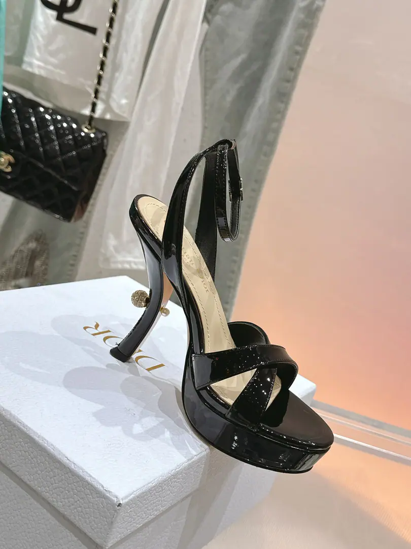 🏧𝐃𝐈𝐎𝐑Classic show series. I hate the water-proof platform. It looks like a simple style. But the upper foot is a very high-ranking one. Very sexy. It'll make you feel like you're a man of all style.👍 The shoes are painted with a cow./Shinseng He's got a little foot in his head and a little sheep skin. Italian import original leather. Water table: 2.5cm He's tall.: 11cm Size: 35-42 [40.41.42Custom]