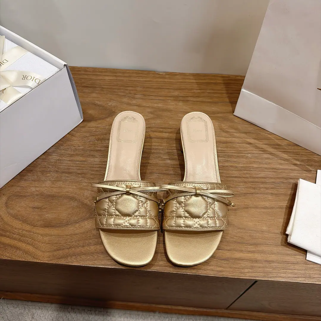 Aircraft box Plant prices:Bold Dio. Dior 2026The early spring new money. CannageThe vine-twilighted electric embroidery and the word-trapped butterfly swags. CDLetterlogoThe hardware is rounded up and the sandals are empty. Market Top Version Material:I'm a mixed-skinned goat.+In the skin of the sheep.+Italy is a big-ass country. He's tall.:4.5CM size: 34-43(34.40.41.42.43You're gonna have to do it or not.）