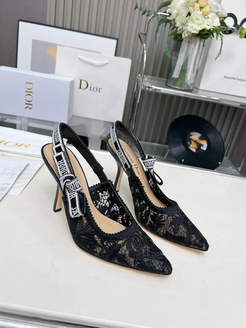 Gum./Python. 🏧𝐃𝐈𝐎𝐑Dio. - A embroidered heels. Embroidery LetterlogoSkins and sandals. The cabinet has a new picture of the flower embroidery.. Original purchase. Specialized materials. The original one-to-one.！ Original Speculated Environmental Pyrome Shoes In top-of-the-sheep skin.+Pure copper hardware button. Size: 34-43 [40.41.42Custom]