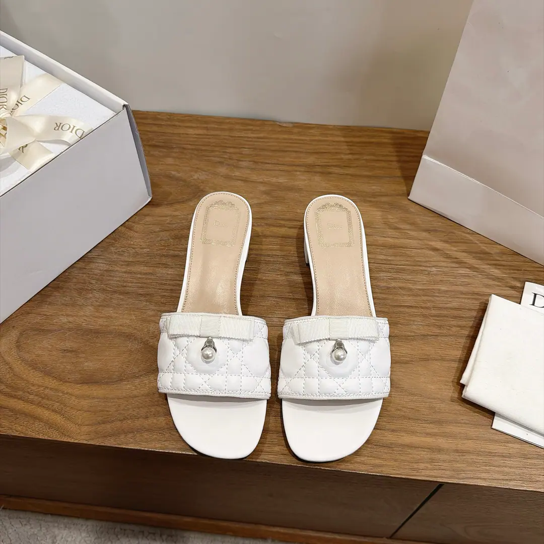 Aircraft box The factory is expensive. Dio. Dior 2026Spring and summer, the new girl's shoes. CDLetterlogoStereo-decording A pair of big, jelly-colored slippers. Market Top Version Material:The original shoe-faced, high-temperature water-melted cotton electrocution technology is a silky piece of fabric.+In the skin of the sheep.+Italy is a big-ass country. Packaging: A plane box per pair of shoes He's tall.:4.5CM size: 34-43（34.40.41.42.43You're gonna have to do it or not.）