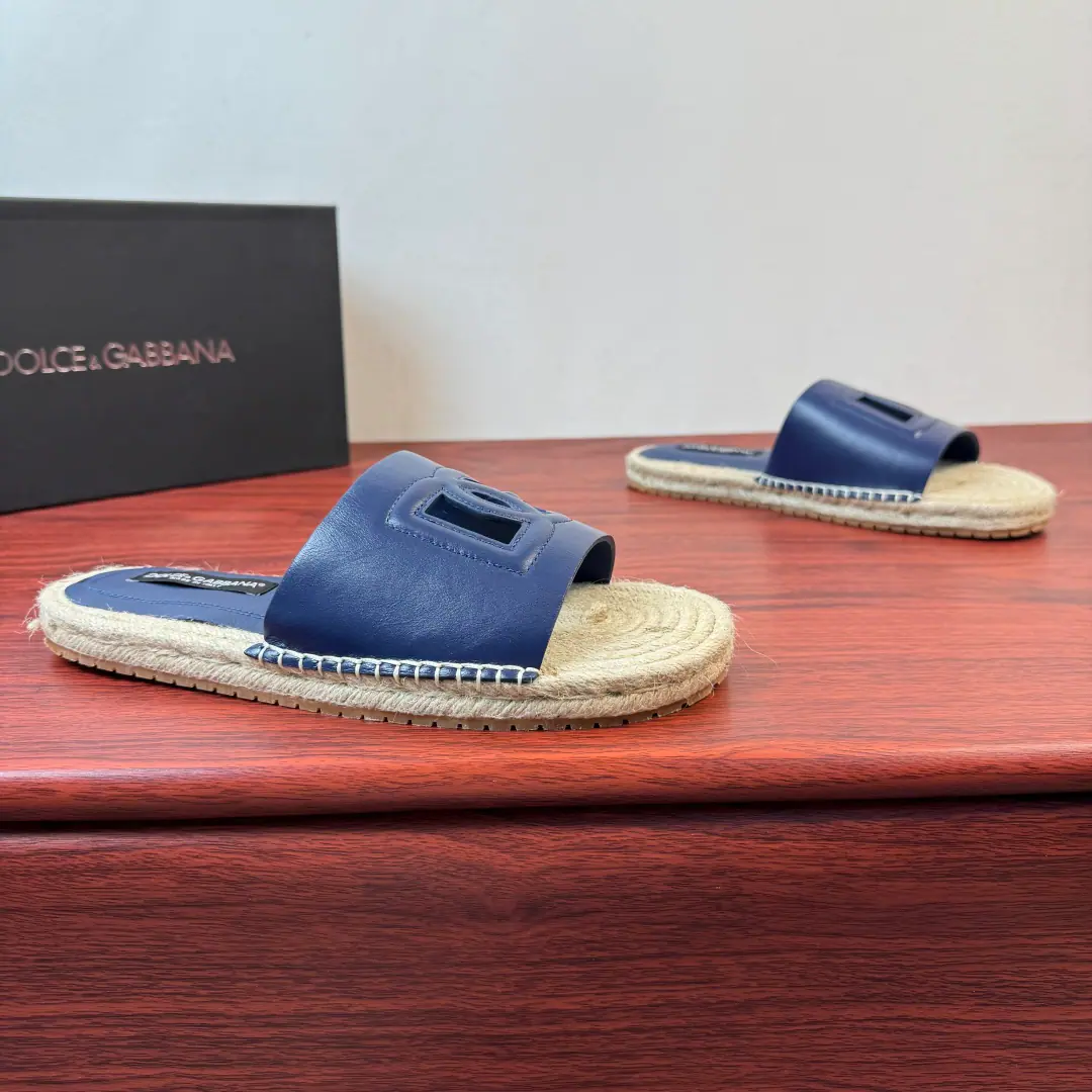 Dolce&Gabbana/Ducha Banner. The man's got a little towed.！ Use of imported cow skin for this section of slippers/Anti-feather shoes., ♪ The inner line is soft ♪, The color of the leather., Shoes face integrationDGSymbolic elements, Half-stretch cold rubber bottom combined with grass under the tops., Return to Simple Process, Skilled car sutures, With the logo, the staircase and the super-resilient soft rubber surface., Slipperproof grinding.,, Get some air., A simple and generous style., Wear it long and long., It's easy to maintain.. Dustproof bag with original box！ Size: 39-40-41-42-43-44 Skins.（38/45/46But we don't want to return the goods.） The cargo.: MH2026/4Leather. Blue