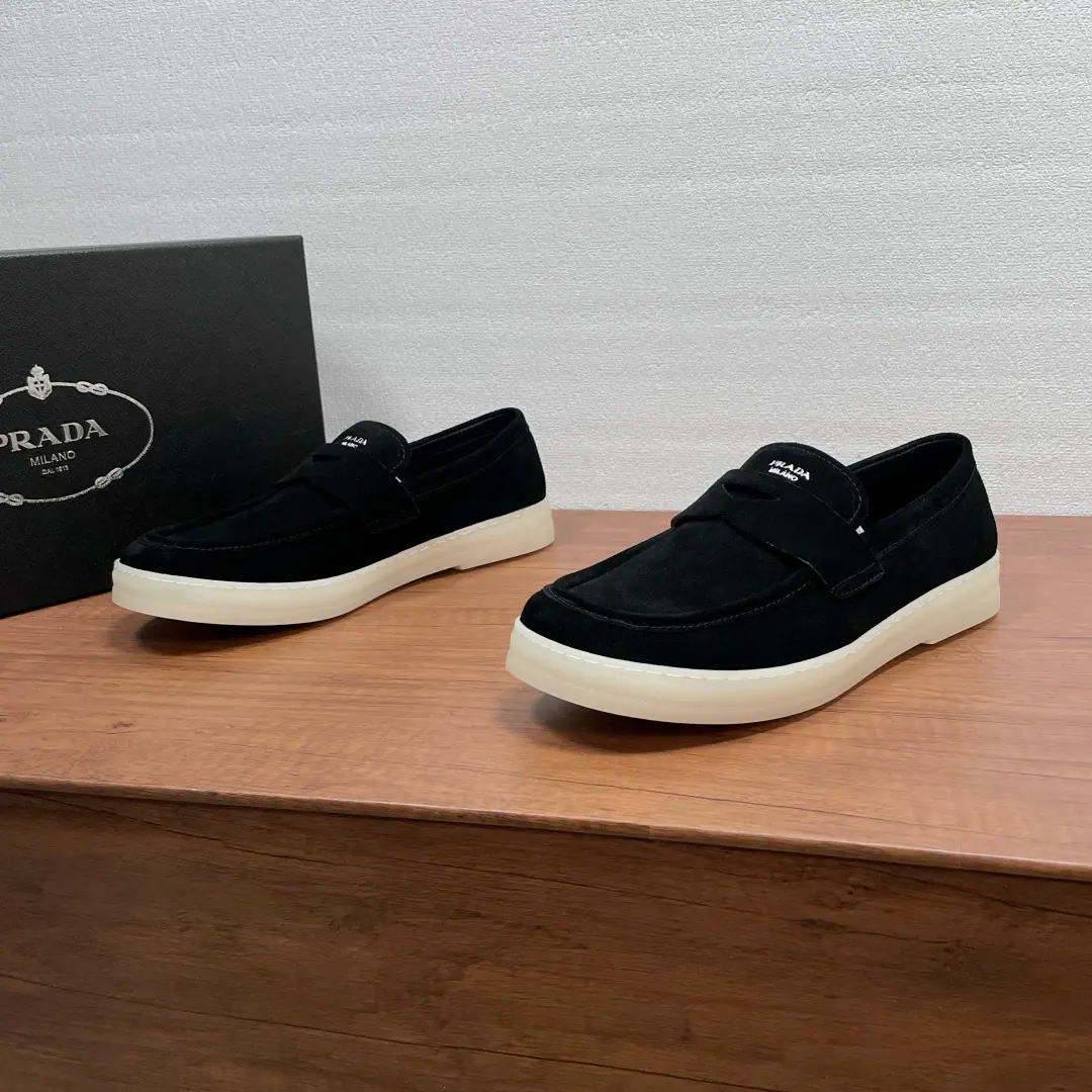 Encoding: YS002938 Prada/Prada. A man's new fury leather-faced Leaf. The best.！The lyric style of the lycophony is a perfect match with the modern style of the gel., Give this geldelica new interpretation.. The skin of the fursy shoes has a modern and leisure-oriented look., Classic LeFoo shoes., Shoe and tongue.logoLogo, A mix.3cmA thick, light deconstructed semitransparent rubber soles., It's perfect for the comfort of the shoes., Sewing of shoes on the soles of shoes is reinforced, It's not gonna get out of there.. The whole cow's inside and the foot., Further increase in air penetration, The upper foot is comfortable., It's a classic., Dustproof bag with original box！ Codes: 39-40-41-42-43-44 Skins size.（45I'll make sure it's not changed.） The cargo.: 2DG Black