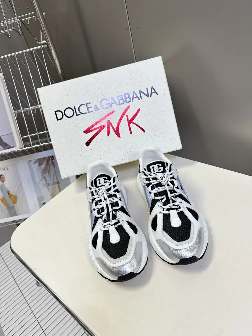 Dolce&GabbanaThe latest double-crossing in Duchabane. Leisure sports shoes Original purchase Development Make the goods. DGThe series is branded. DNA Mordon perspective.——The new generation of young people is the starting point for designing.. New Space Cow and slur and sneakers., Details of the technical fabric of the dotted, Two sets of symbols for the melting brand. A very recognizable design. Send a cabinet for fine packaging🛍📦 Fabulous.: Imported cattle skin➕Nebula Uchi.: In the towel. Original exclusive private model Size: Women35-40 Men39-46（45 46Custom without re-offer）
