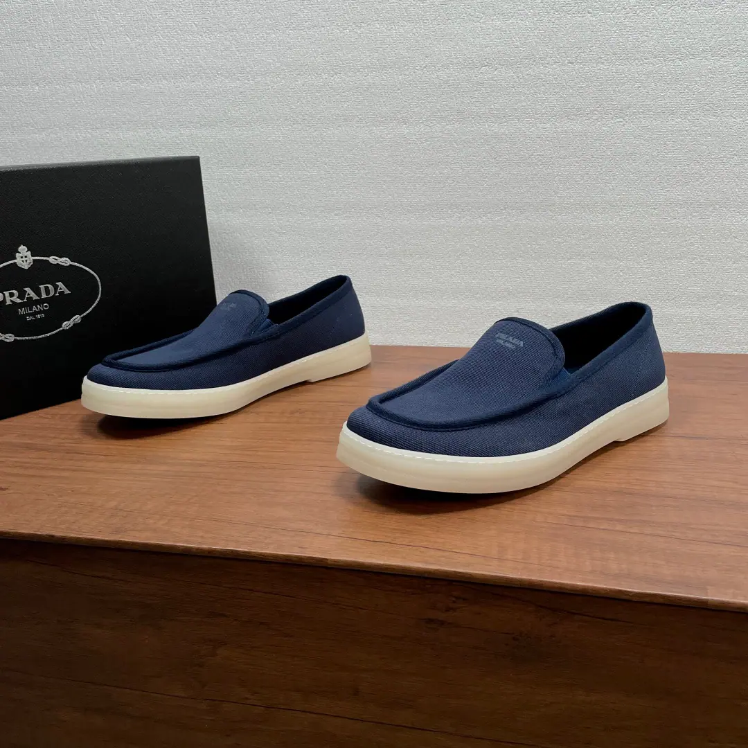 Encoding: YS002736 Prada/Prada. A man's new fabric, Happy Shoes. The best.！This LeFoo shoe combines softness with structure., Classic details and sports elements. Cowboys have modern leisure tests on their fabric shoes., Classic LeFoo shoes., Shoe and tongue.logoLogo, A mix.3cmA thick, light deconstructed semitransparent rubber soles., It's perfect for the comfort of the shoes., Sewing of shoes on the soles of shoes is reinforced, It's not gonna get out of there.. Undefined Design, Full-cow leather mat and feet., With excellent air-incubation., The feet are light and comfortable., It's a lot of fun., Dustproof bag with original box！ Codes: 39-40-41-42-43-44 Skins size.（45I'll make sure it's not changed.） The cargo.: 2DG Blue
