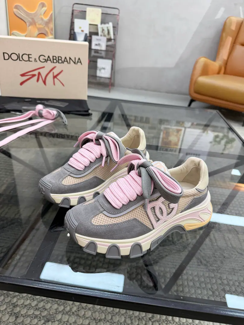【DG】 Top Women's section, Size: Women36-40. (Women41Do it.） Dolce&Gabban 2026The latest couple's sneakers. Fires are on sale.. OriginalZPReload and Dismantlement. Repeatedly retweets. Yes, sir.1:1Restore！Top luxury. Soft and cozy. Fashion and leisure. It brings a quality of excellence and grace. And the wonderful comfort of the upper foot. Top-level purchase version of shoe face: Oxford.+Lacey paste. Uchi.: In the skin of the watered cow. Otsumi!: Original development𝐓𝐏𝐔andPhylonGroup Bottom Shoe pads.: Ecloth cushions., Pocket leather. Packaging: Original Configuration Full Packaging