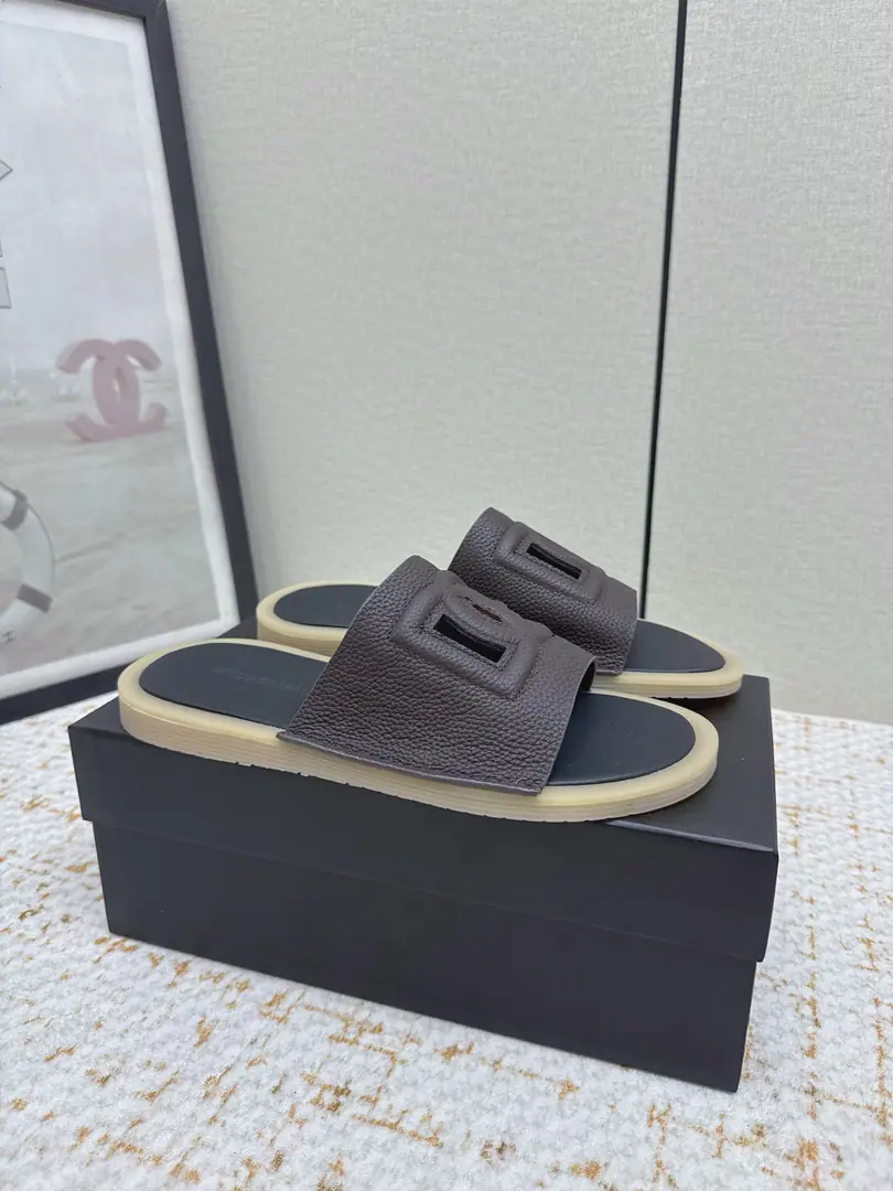 Get out of the factory.（High Version） D&G Ducha Banner. 2026New man.DGLogo slippers., Official Network1: 1Access to the counter., TPROriginal Base DGThe logo is on the shoe., The design is not out of the blue.. Shoe pads with rubber tags, Full Details. Size:39--44（45.46I'll make sure I don't change it.）