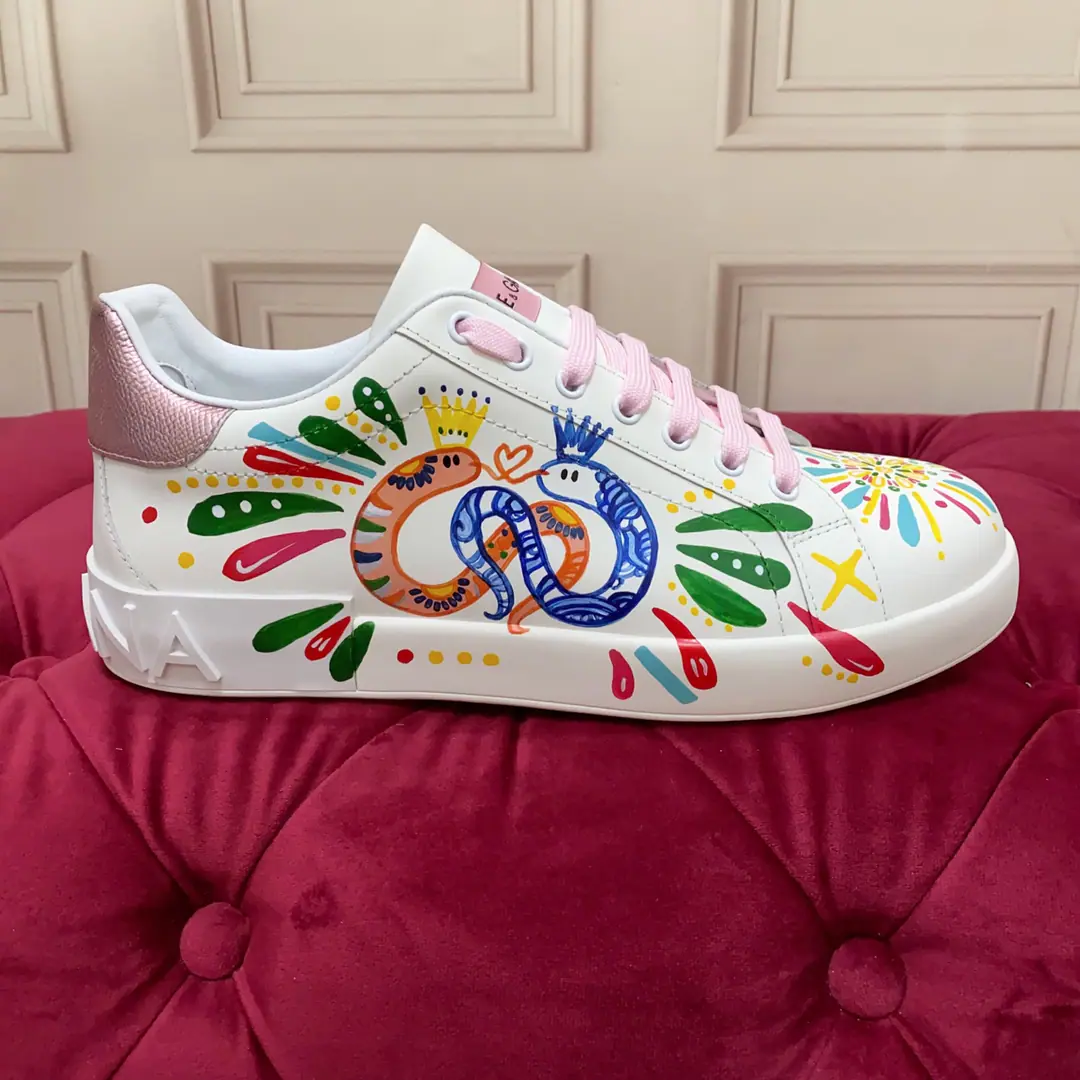 【DG*】 Couple money.-Size: 35-44（.45.Do it.） High-end version Quality The brand.DOLCE & GABBANA 2025New paragraph Top Version High-end quality A custom-made adjective. The branding of letters is a beautiful and beautiful thing. Nice job. A lot of people like to import silk cow skins at the top.+Handicrafts The white silk sheep. Perfectly interprets the latest inspiration of shoe-shoes. The classics and fashions are one of the luxury dreams of the high quality of fashion..