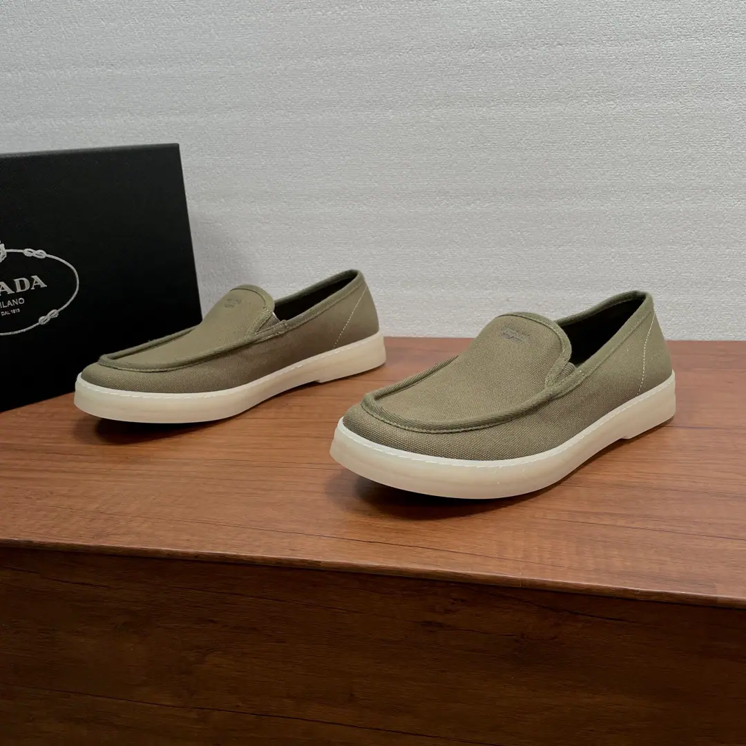 Encoding: YS002736 Prada/Prada. A man's new fabric, Happy Shoes. The best.！This LeFoo shoe combines softness with structure., Classic details and sports elements. Cowboys have modern leisure tests on their fabric shoes., Classic LeFoo shoes., Shoe and tongue.logoLogo, A mix.3cmA thick, light deconstructed semitransparent rubber soles., It's perfect for the comfort of the shoes., Sewing of shoes on the soles of shoes is reinforced, It's not gonna get out of there.. Undefined Design, Full-cow leather mat and feet., With excellent air-incubation., The feet are light and comfortable., It's a lot of fun., Dustproof bag with original box！ Codes: 39-40-41-42-43-44 Skins size.（45I'll make sure it's not changed.） The cargo.: 2DG Green Army
