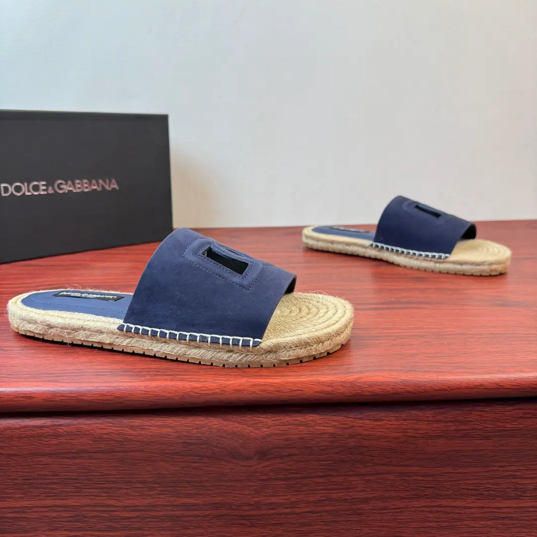 Dolce&Gabbana/Ducha Banner. The man's got a little towed.！ Use of imported cow skin for this section of slippers/Anti-feather shoes., ♪ The inner line is soft ♪, The color of the leather., Shoes face integrationDGSymbolic elements, Half-stretch cold rubber bottom combined with grass under the tops., Return to Simple Process, Skilled car sutures, With the logo, the staircase and the super-resilient soft rubber surface., Slipperproof grinding.,, Get some air., A simple and generous style., Wear it long and long., It's easy to maintain.. Dustproof bag with original box！ Size: 39-40-41-42-43-44 Skins.（38/45/46But we don't want to return the goods.） The cargo.: MH2026/4Counter-featur. Blue