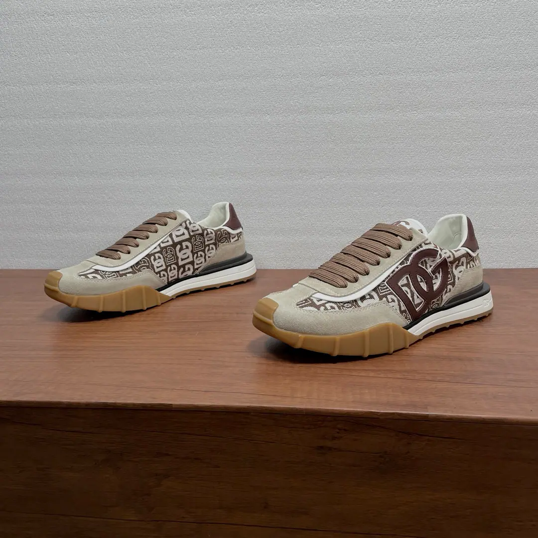 Dolce&Gabbana/Ducha Banner. Men's fabrics with flower sneakers. This sneakers is made of a fury cow leather with a cowboy canvas on the face of a fabric., Details of the skin of the cow on the shoe face, Side Capitalise“DG”The letters are marked separately., Collapse style design, It's a lot of fashion.. I've got a lot of shoes.DGMarking, The back of the heel is covered in a tweezer.logoMarking, A new language that is bright and modern.. The inside of the cow's skin is equipped with a plaque of cattle., It's a pair of two-colour rubber., Fashion atmosphere on foot！Full package！ Codes: 39-40-41-42-43-44 Skins.（38/45You're not going to back off.）
