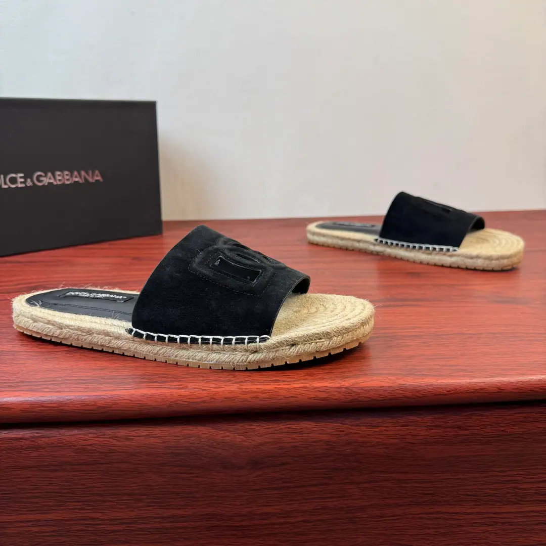 Dolce&Gabbana/Ducha Banner. The man's got a little towed.！ Use of imported cow skin for this section of slippers/Anti-feather shoes., ♪ The inner line is soft ♪, The color of the leather., Shoes face integrationDGSymbolic elements, Half-stretch cold rubber bottom combined with grass under the tops., Return to Simple Process, Skilled car sutures, With the logo, the staircase and the super-resilient soft rubber surface., Slipperproof grinding.,, Get some air., A simple and generous style., Wear it long and long., It's easy to maintain.. Dustproof bag with original box！ Size: 39-40-41-42-43-44 Skins.（38/45/46But we don't want to return the goods.） The cargo.: MH2026/4Counter-featur. Black
