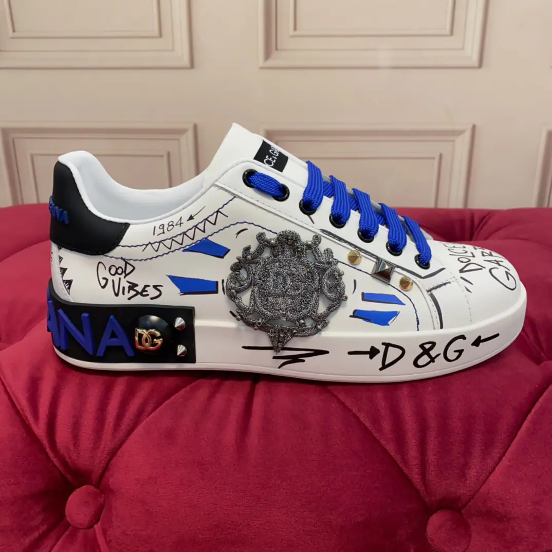 【DG*】 Couple money.-Size: 35-44（.45.Do it.） High-end version Quality The brand.DOLCE & GABBANA 2025New paragraph Top Version High-end quality A custom-made adjective. The branding of letters is a beautiful and beautiful thing. Nice job. A lot of people like to import silk cow skins at the top.+Handicrafts The white silk sheep. Perfectly interprets the latest inspiration of shoe-shoes. The classics and fashions are one of the luxury dreams of the high quality of fashion..