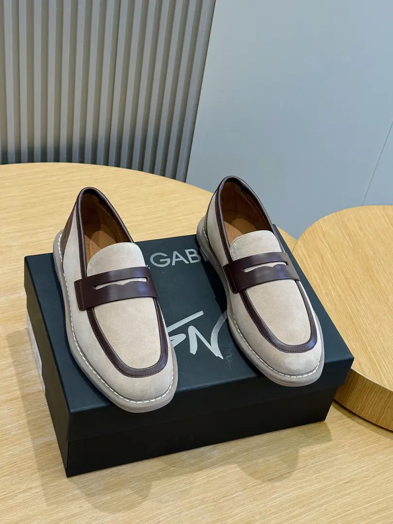 Dolce&GabbanaMokasin shoes. New New Florio A series of soft-featured gnomoxin shoes., Classic Fashion, Personalize the dotted DG Logo. DG Gemokasin shoes on the plaque., Imported cattle skin, In the cow's skin., Skins., The logo is the bottom of the rubber. Size:39-44（38.45Do it.）