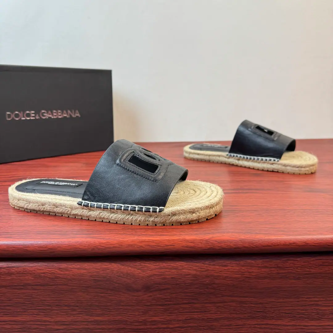 Dolce&Gabbana/Ducha Banner. The man's got a little towed.！ Use of imported cow skin for this section of slippers/Anti-feather shoes., ♪ The inner line is soft ♪, The color of the leather., Shoes face integrationDGSymbolic elements, Half-stretch cold rubber bottom combined with grass under the tops., Return to Simple Process, Skilled car sutures, With the logo, the staircase and the super-resilient soft rubber surface., Slipperproof grinding.,, Get some air., A simple and generous style., Wear it long and long., It's easy to maintain.. Dustproof bag with original box！ Size: 39-40-41-42-43-44 Skins.（38/45/46But we don't want to return the goods.） The cargo.: MH2026/4Leather. Black