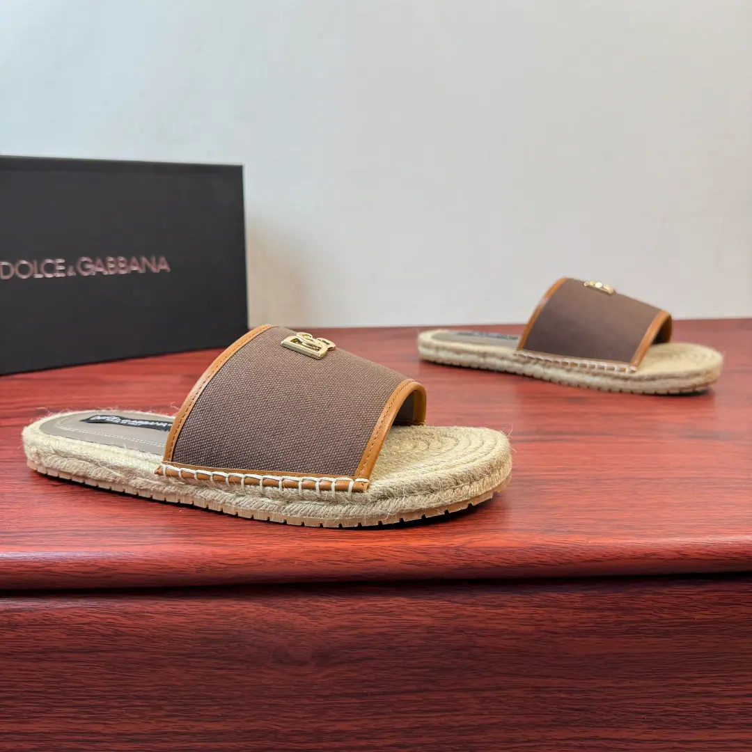 Dolce&Gabbana/Ducha Banner. The man's got a little towed.！ Use of imported cow skin for this section of slippers/Anti-feather shoes., ♪ The inner line is soft ♪, The color of the leather., Shoes face integrationDGSymbolic elements, Half-stretch cold rubber bottom combined with grass under the tops., Return to Simple Process, Skilled car sutures, With the logo, the staircase and the super-resilient soft rubber surface., Slipperproof grinding.,, Get some air., A simple and generous style., Wear it long and long., It's easy to maintain.. Dustproof bag with original box！ Size: 39-40-41-42-43-44 Skins.（38/45/46But we don't want to return the goods.） The cargo.: MH2026/4 Curry