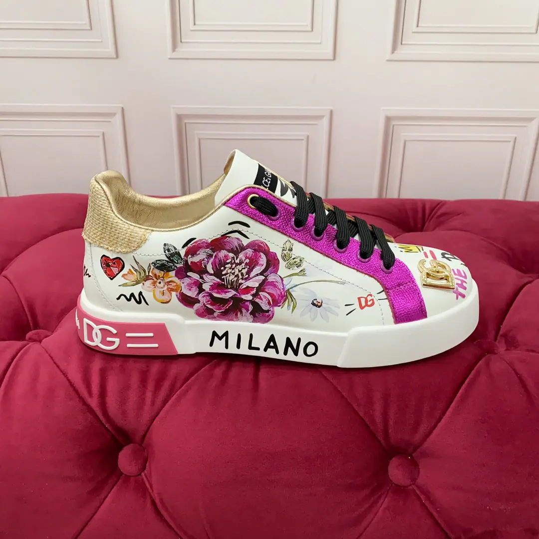 【DG*】 Female-Size: 35-41 High-end version Quality The brand.DOLCE & GABBANA 2025New paragraph Top Version High-end quality A custom-made adjective. The branding of letters is a beautiful and beautiful thing. Nice job. Many people like to import cattle at the top.+Handicrafts In the black sheep. Perfectly interprets the latest inspiration of shoe-shoes. The classics and fashions are one of the luxury dreams of the high quality of fashion.