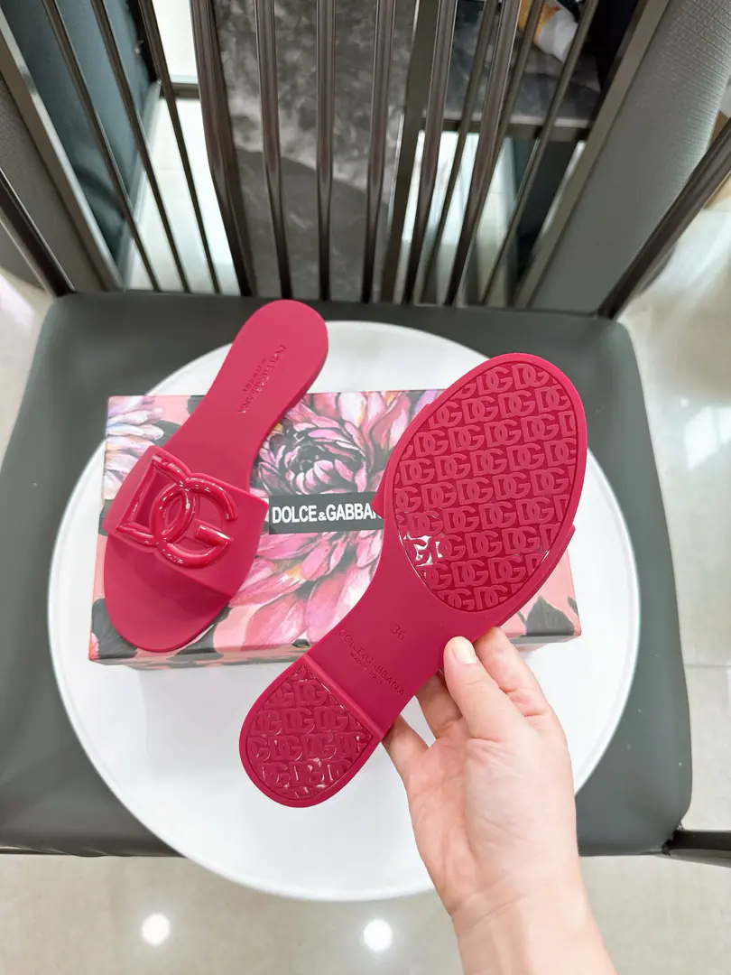 Lighter Same as original.1: 1 MaterialTPU size:36-42（Unique.DG·1:1Repeat🏆All remodel the only pair.TPUBright version, Shoes under the sole.logoAll with bright light effect consistent with original） New paragraph3DStereologoFlat slippers.💃 The details are perfect. It's perfect.❤️ 1⃣Shoe.: OriginalTPU（It's like a dumb light.PVCThousands of tons.） 2️⃣Shoes under the sole.: Original Sculpture1:1The steel mold is made of a stylish steel. 3️⃣Size: 36-42 4️⃣He's tall.: Base
