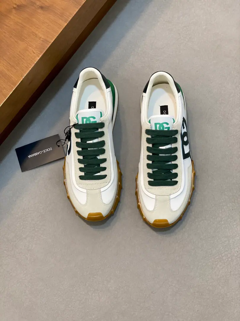 【DG*】Size: 39-45 High-end version Dolce&Gabbana/Ducha Banner. 2025A man's new recreational shoes. The sneakers are made of multiple materials., nylon fabric shoes blended into bright leather., Leather and rubber elements, And there's a reflection detail., SilkprintlogoDouble design for coarse circle and flat band, Square shoe head., The rubber coatings of the bottom and gear are marked with the magnified bottom of the rubber bubble.“DG”Marking, I've got a lot of shoes and brands.logoStereolabel, Fashion atmosphere, Not one., A new language that is bright and modern.. The fabrics are covered with a logo, a cattle mat., Fashion atmosphere on foot！Full package！