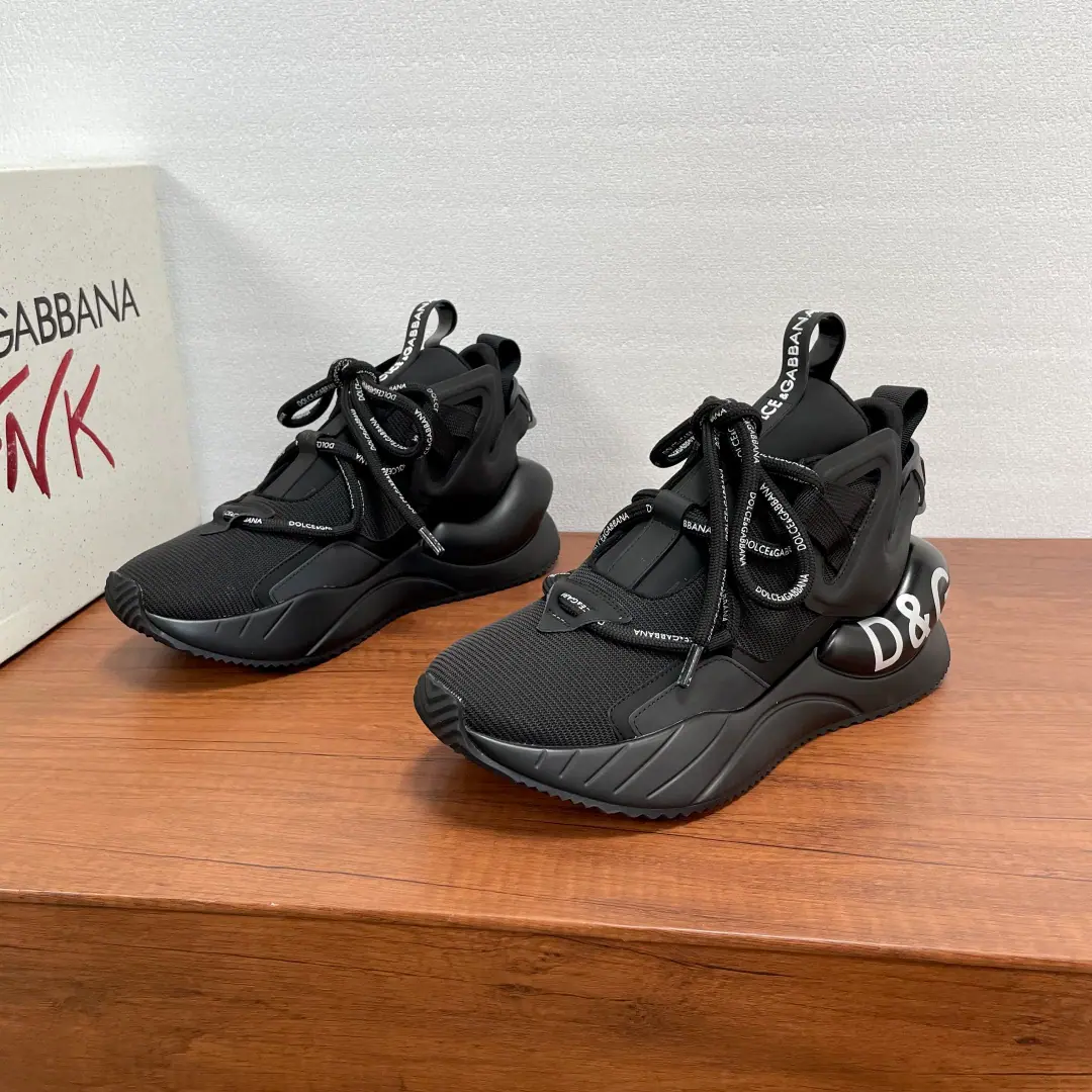 Dolce&Gabbana/Ducha Banner. A man's new pair of leisure shoes. The sneakers are made of multiple materials., Integrating the fabriced shoes into leather and rubber elements, SilkprintlogoCrude circle band decoration and give reconciliation, Alien rubber compounded underlays are marked.“DG”Marking, The tongue and the back of the shoe.logoLabel, Fashion atmosphere, Not one., A new language that is bright and modern.. The fabric is lined with a logo and a staircase., Fashion atmosphere on foot！Full package！ Codes: 39-40-41-42-43-44 Skins.（45/46You're not going to back off.） The cargo.: CK1699Tie it. All black.