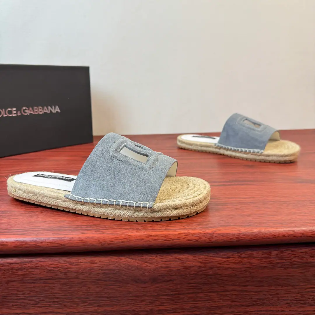 Dolce&Gabbana/Ducha Banner. The man's got a little towed.！ Use of imported cow skin for this section of slippers/Anti-feather shoes., ♪ The inner line is soft ♪, The color of the leather., Shoes face integrationDGSymbolic elements, Half-stretch cold rubber bottom combined with grass under the tops., Return to Simple Process, Skilled car sutures, With the logo, the staircase and the super-resilient soft rubber surface., Slipperproof grinding.,, Get some air., A simple and generous style., Wear it long and long., It's easy to maintain.. Dustproof bag with original box！ Size: 39-40-41-42-43-44 Skins.（38/45/46But we don't want to return the goods.） The cargo.: MH2026/4Counter-featur. Gray