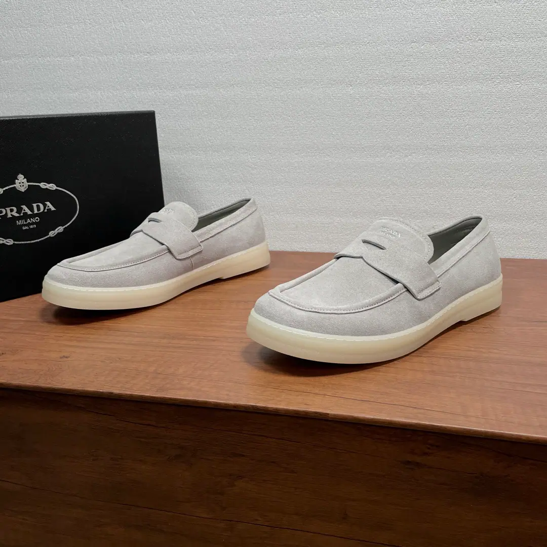 Encoding: YS002938 Prada/Prada. A man's new fury leather-faced Leaf. The best.！The lyric style of the lycophony is a perfect match with the modern style of the gel., Give this geldelica new interpretation.. The skin of the fursy shoes has a modern and leisure-oriented look., Classic LeFoo shoes., Shoe and tongue.logoLogo, A mix.3cmA thick, light deconstructed semitransparent rubber soles., It's perfect for the comfort of the shoes., Sewing of shoes on the soles of shoes is reinforced, It's not gonna get out of there.. The whole cow's inside and the foot., Further increase in air penetration, The upper foot is comfortable., It's a classic., Dustproof bag with original box！ Codes: 39-40-41-42-43-44 Skins size.（45I'll make sure it's not changed.） The cargo.: 2DG Gray