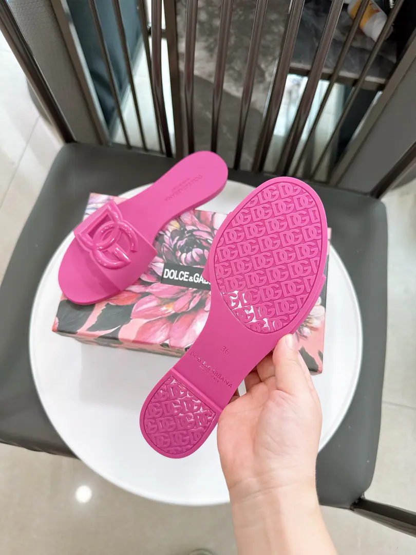 Lighter Same as original.1: 1 MaterialTPU size:36-42（Unique.DG·1:1Repeat🏆All remodel the only pair.TPUBright version, Shoes under the sole.logoAll with bright light effect consistent with original） New paragraph3DStereologoFlat slippers.💃 The details are perfect. It's perfect.❤️ 1⃣Shoe.: OriginalTPU（It's like a dumb light.PVCThousands of tons.） 2️⃣Shoes under the sole.: Original Sculpture1:1The steel mold is made of a stylish steel. 3️⃣Size: 36-42 4️⃣He's tall.: Base