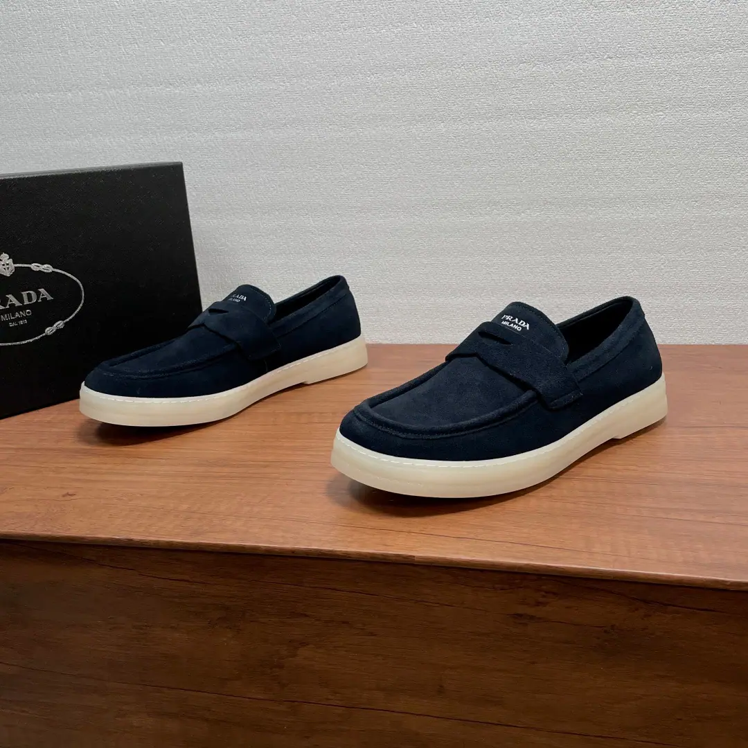 Encoding: YS002938 Prada/Prada. A man's new fury leather-faced Leaf. The best.！The lyric style of the lycophony is a perfect match with the modern style of the gel., Give this geldelica new interpretation.. The skin of the fursy shoes has a modern and leisure-oriented look., Classic LeFoo shoes., The shoe and tongues are gold.logoLogo, A mix.3cmA thick, light deconstructed semitransparent rubber soles., It's perfect for the comfort of the shoes., Sewing of shoes on the soles of shoes is reinforced, It's not gonna get out of there.. The whole cow's inside and the foot., Further increase in air penetration, The upper foot is comfortable., It's a classic., Dustproof bag with original box！ Codes: 39-40-41-42-43-44 Skins size.（45I'll make sure it's not changed.） The cargo.: 2DG Blue