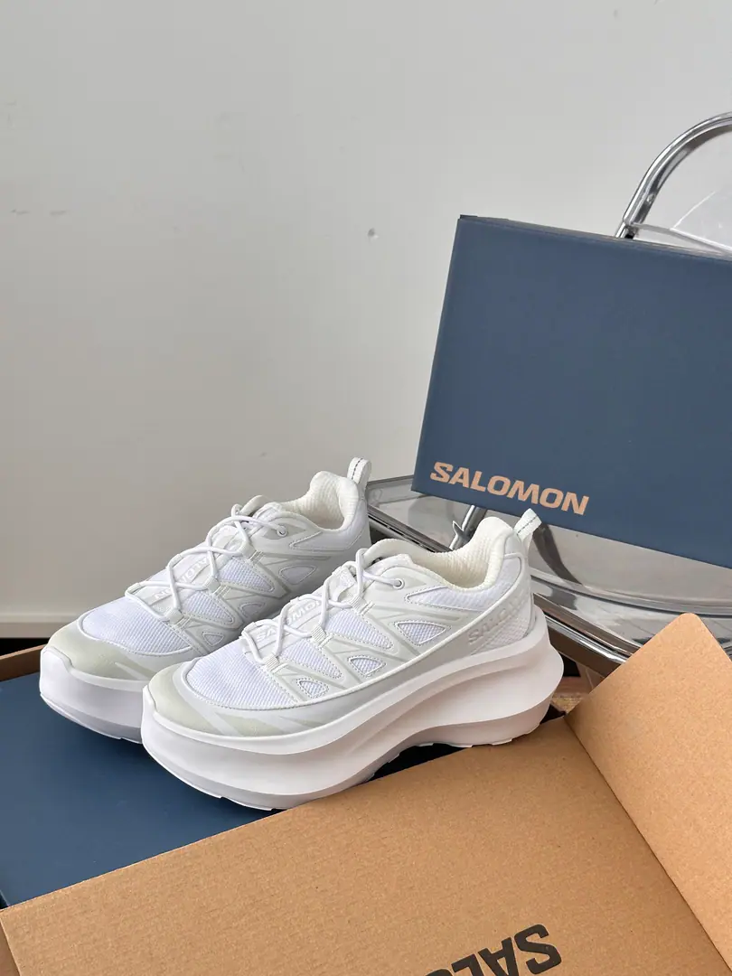 White！！ A lot of pine-painted shoes are fat and big.！！ cdgSalomon joint funds！It's very thin.！ You're very stylish with your big pair of pants.！！！