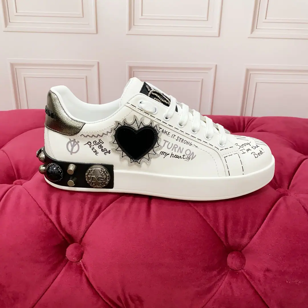 【DG*】 Couple money.-Size: 35-44（.45Do it.） DOLCE & GABBANA 2025New paragraph A custom-made adjective. The branding of letters is a beautiful and beautiful thing. Nice job. A lot of people like to import silk cow skins at the top. In silk sheep. Perfectly interprets the latest inspiration of shoe-shoes. The classics and fashions are one of the luxury dreams of the high quality of fashion..