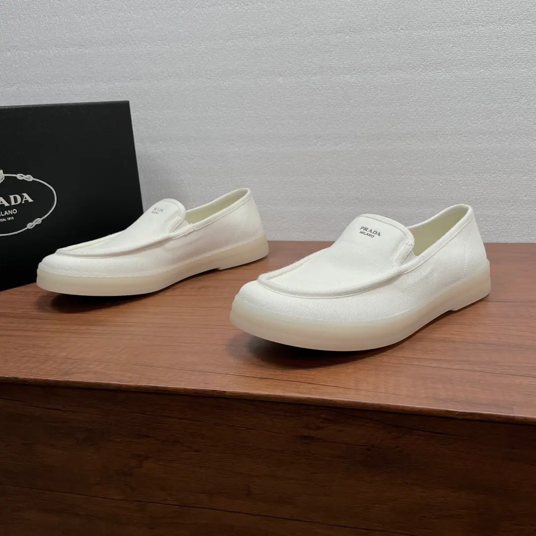 Encoding: YS002736 Prada/Prada. A man's new fabric, Happy Shoes. The best.！This LeFoo shoe combines softness with structure., Classic details and sports elements. Cowboys have modern leisure tests on their fabric shoes., Classic LeFoo shoes., Shoe and tongue.logoLogo, A mix.3cmA thick, light deconstructed semitransparent rubber soles., It's perfect for the comfort of the shoes., Sewing of shoes on the soles of shoes is reinforced, It's not gonna get out of there.. Undefined Design, Full-cow leather mat and feet., With excellent air-incubation., The feet are light and comfortable., It's a lot of fun., Dustproof bag with original box！ Codes: 39-40-41-42-43-44 Skins size.（45I'll make sure it's not changed.） The cargo.: 2DG White