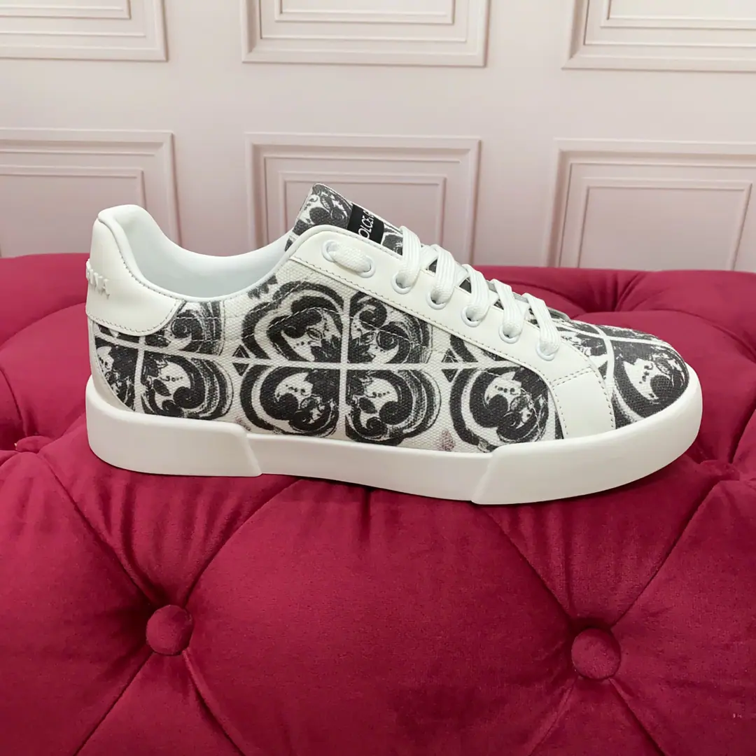 【DG*】 Couple money.-Size: 35-44（.45.Do it.） High-end version Quality The brand.DOLCE & GABBANA 2025New paragraph Top Version High-end quality A custom-made adjective. The branding of letters is a beautiful and beautiful thing. Nice job. Many people like to import cattle at the top.+Handicrafts In the black sheep. Perfectly interprets the latest inspiration of shoe-shoes. The classics and fashions are one of the luxury dreams of the high quality of fashion.