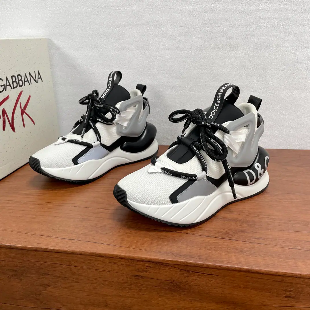 Dolce&Gabbana/Ducha Banner. A man's new pair of leisure shoes. The sneakers are made of multiple materials., Integrating the fabriced shoes into leather and rubber elements, SilkprintlogoCrude circle band decoration and give reconciliation, Alien rubber compounded underlays are marked.“DG”Marking, The tongue and the back of the shoe.logoLabel, Fashion atmosphere, Not one., A new language that is bright and modern.. The fabric is lined with a logo and a staircase., Fashion atmosphere on foot！Full package！ Codes: 39-40-41-42-43-44 Skins.（45/46You're not going to back off.） The cargo.: CK1699Tie it. White gray.