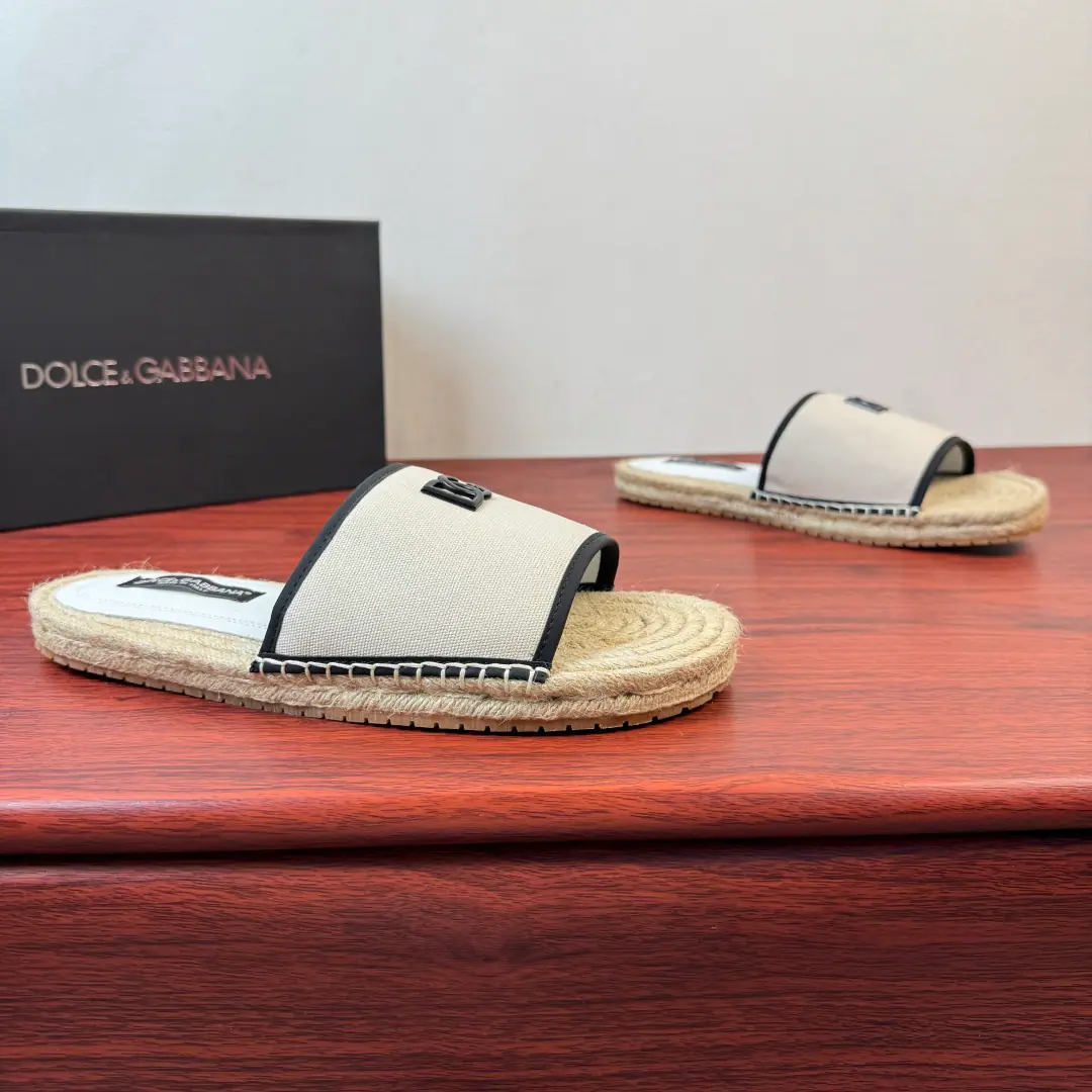 Dolce&Gabbana/Ducha Banner. The man's got a little towed.！ Use of imported cow skin for this section of slippers/Anti-feather shoes., ♪ The inner line is soft ♪, The color of the leather., Shoes face integrationDGSymbolic elements, Half-stretch cold rubber bottom combined with grass under the tops., Return to Simple Process, Skilled car sutures, With the logo, the staircase and the super-resilient soft rubber surface., Slipperproof grinding.,, Get some air., A simple and generous style., Wear it long and long., It's easy to maintain.. Dustproof bag with original box！ Size: 39-40-41-42-43-44 Skins.（38/45/46But we don't want to return the goods.） The cargo.: MH2026/4 Rice