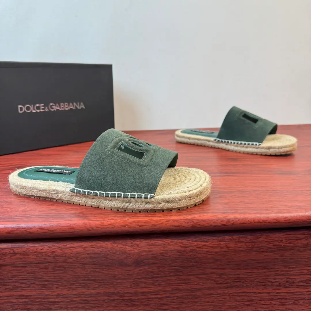Dolce&Gabbana/Ducha Banner. The man's got a little towed.！ Use of imported cow skin for this section of slippers/Anti-feather shoes., ♪ The inner line is soft ♪, The color of the leather., Shoes face integrationDGSymbolic elements, Half-stretch cold rubber bottom combined with grass under the tops., Return to Simple Process, Skilled car sutures, With the logo, the staircase and the super-resilient soft rubber surface., Slipperproof grinding.,, Get some air., A simple and generous style., Wear it long and long., It's easy to maintain.. Dustproof bag with original box！ Size: 39-40-41-42-43-44 Skins.（38/45/46But we don't want to return the goods.） The cargo.: MH2026/4Counter-featur. Green