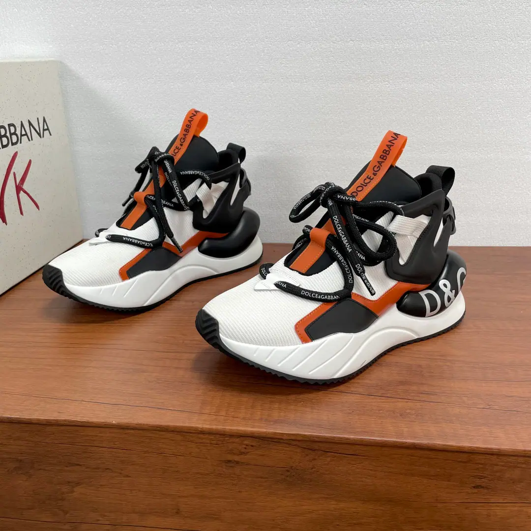 Dolce&Gabbana/Ducha Banner. A man's new pair of leisure shoes. The sneakers are made of multiple materials., Integrating the fabriced shoes into leather and rubber elements, SilkprintlogoCrude circle band decoration and give reconciliation, Alien rubber compounded underlays are marked.“DG”Marking, The tongue and the back of the shoe.logoLabel, Fashion atmosphere, Not one., A new language that is bright and modern.. The fabric is lined with a logo and a staircase., Fashion atmosphere on foot！Full package！ Codes: 39-40-41-42-43-44 Skins.（45/46You're not going to back off.） The cargo.: CK1699Tie it. Black Orange