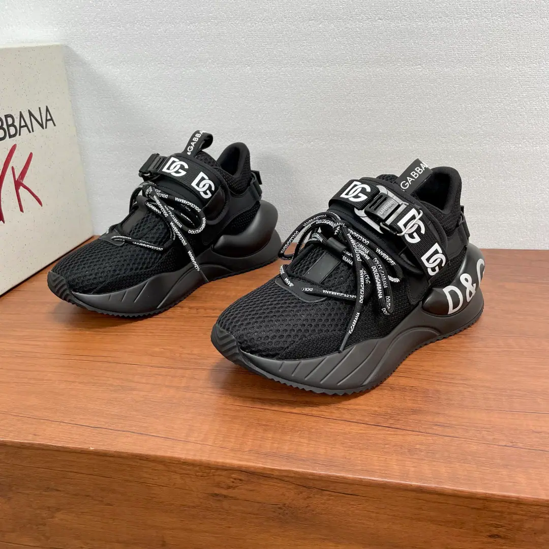 Dolce&Gabbana/Ducha Banner. Men's new fabrics and leisure and sports shoes. The sneakers are made of multiple materials., Leather and rubber elements are integrated into the fabric net eye-shoe surfaces, SilkprintlogoA coarse circle band decorated and given to the band, Magic stickers andDGA separate multi-fixing, Alien rubber compounded underlays are marked.“DG”Marking, The tongue and the back of the shoe.logoLabel, Fashion atmosphere, Not one., A new language that is bright and modern.. The fabric is lined with a logo and a staircase., Fashion atmosphere on foot！Full package！ Codes: 39-40-41-42-43-44 Skins.（45/46You're not going to back off.） The cargo.: CK1699Tights. Black