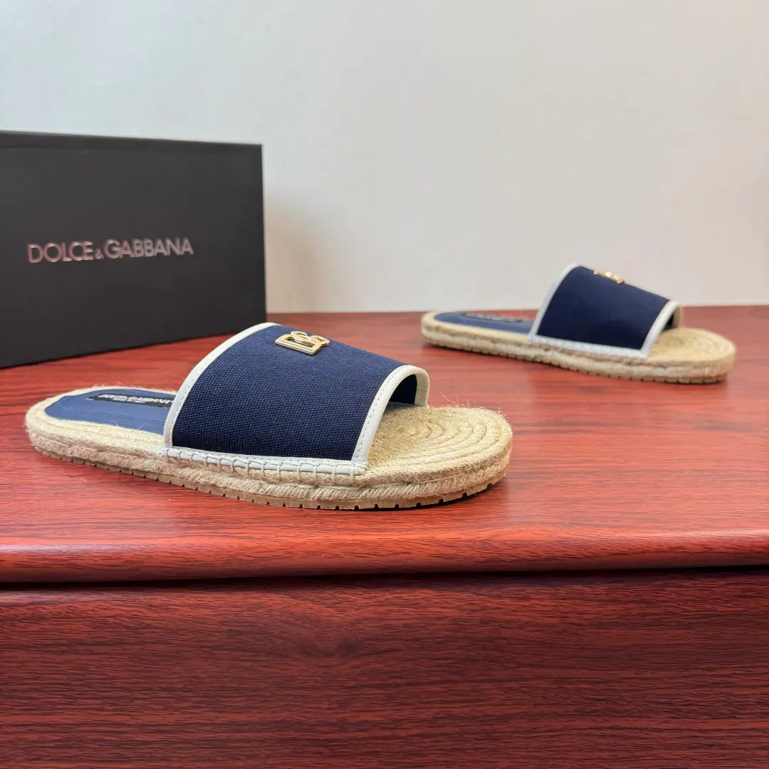 Dolce&Gabbana/Ducha Banner. The man's got a little towed.！ Use of imported cow skin for this section of slippers/Anti-feather shoes., ♪ The inner line is soft ♪, The color of the leather., Shoes face integrationDGSymbolic elements, Half-stretch cold rubber bottom combined with grass under the tops., Return to Simple Process, Skilled car sutures, With the logo, the staircase and the super-resilient soft rubber surface., Slipperproof grinding.,, Get some air., A simple and generous style., Wear it long and long., It's easy to maintain.. Dustproof bag with original box！ Size: 39-40-41-42-43-44 Skins.（38/45/46But we don't want to return the goods.） The cargo.: MH2026/4 Blue