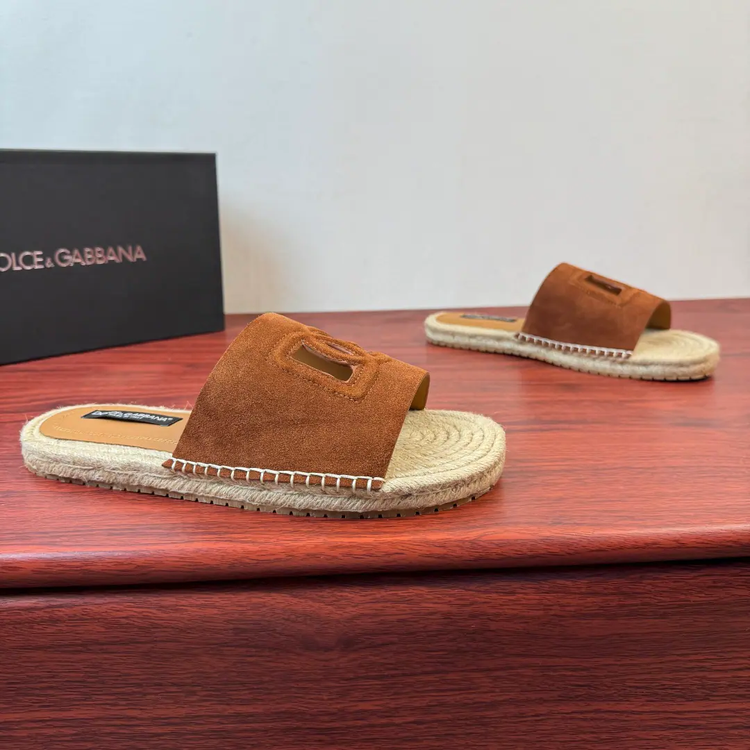 Dolce&Gabbana/Ducha Banner. The man's got a little towed.！ Use of imported cow skin for this section of slippers/Anti-feather shoes., ♪ The inner line is soft ♪, The color of the leather., Shoes face integrationDGSymbolic elements, Half-stretch cold rubber bottom combined with grass under the tops., Return to Simple Process, Skilled car sutures, With the logo, the staircase and the super-resilient soft rubber surface., Slipperproof grinding.,, Get some air., A simple and generous style., Wear it long and long., It's easy to maintain.. Dustproof bag with original box！ Size: 39-40-41-42-43-44 Skins.（38/45/46But we don't want to return the goods.） The cargo.: MH2026/4Counter-featur. Brown.