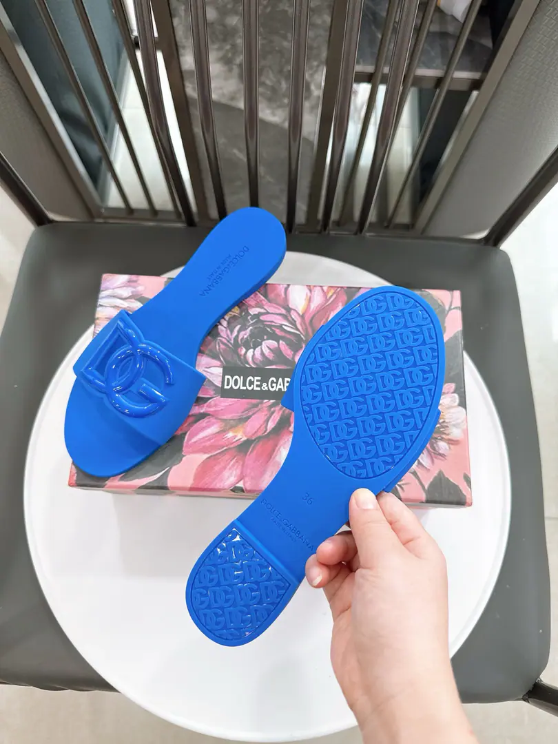Lighter Same as original.1: 1 MaterialTPU size:36-42（Unique.DG·1:1Repeat🏆All remodel the only pair.TPUBright version, Shoes under the sole.logoAll with bright light effect consistent with original） New paragraph3DStereologoFlat slippers.💃 The details are perfect. It's perfect.❤️ 1⃣Shoe.: OriginalTPU（It's like a dumb light.PVCThousands of tons.） 2️⃣Shoes under the sole.: Original Sculpture1:1The steel mold is made of a stylish steel. 3️⃣Size: 36-42 4️⃣He's tall.: Base