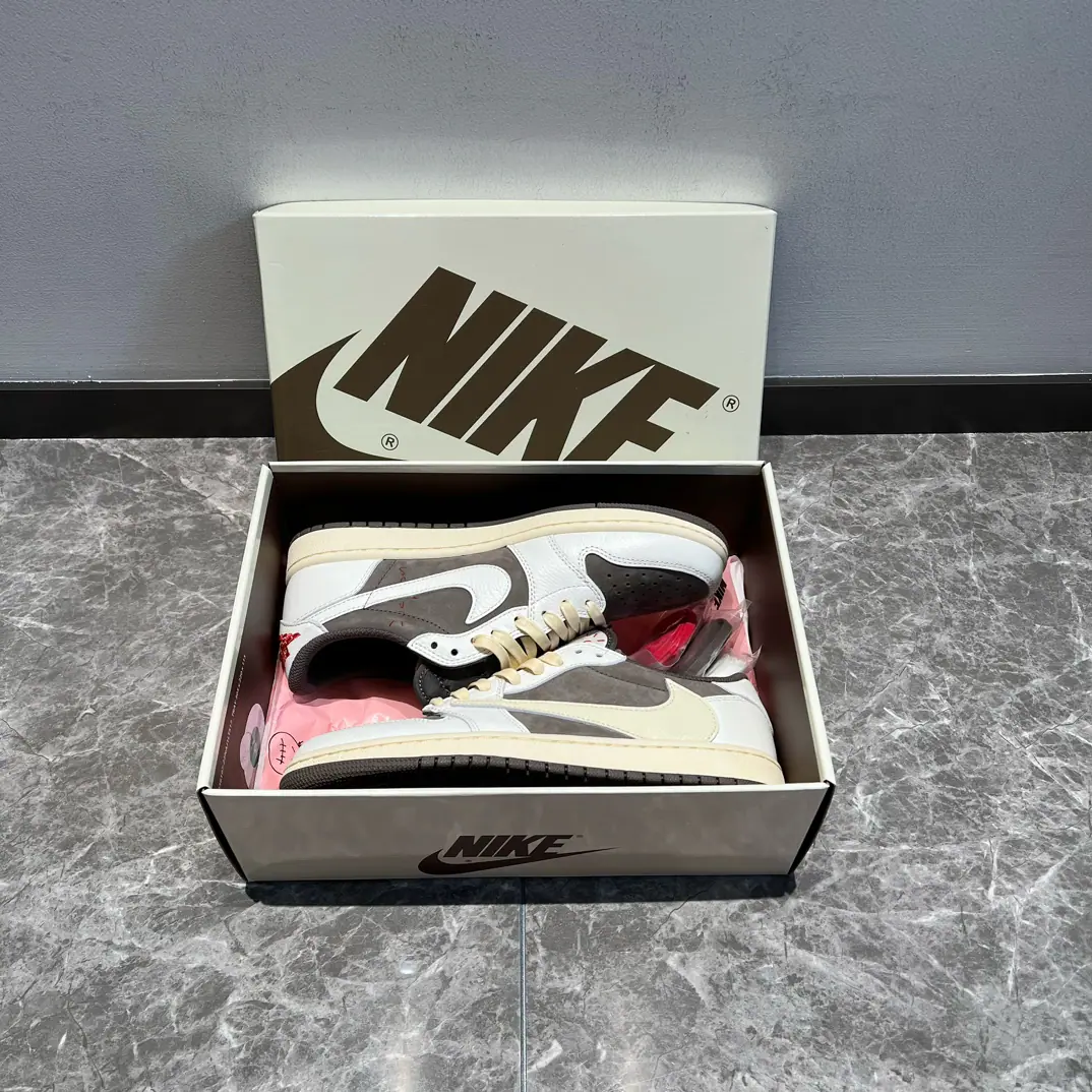 🔥🔥🔥Top Version💯Travis Scott x Air Jordan 1 Low OG SP “Sail and Ridgerock” Reverse Mocha Reload.3.0 White brown.❤️ Shoes.Travis Scott The most representative brown., It's a whole new-generation joint., Match white frame expression“Reverse Mocha”Theme. Side-marked tip-off., The shoelaces and the middle and bottom are milk white., It's like a resonance of the old.Vibe♪ The wind is seeing ♪. The right and left feet and the right and the right.Logo, Show me your name.. Men and women🧑‍🤝‍🧑Size: 36 36.5 37.5 38 38.5 39 40 40.5 41 42 42.5 43 44 44.5 45 45.5 46 47 47.5 48.5Code🙏 Full package.