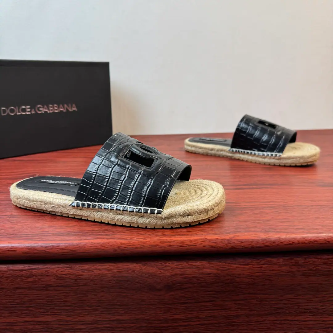 Dolce&Gabbana/Ducha Banner. The man's got a little towed.！ Use of imported cow skin for this section of slippers/Anti-feather shoes., ♪ The inner line is soft ♪, The color of the leather., Shoes face integrationDGSymbolic elements, Half-stretch cold rubber bottom combined with grass under the tops., Return to Simple Process, Skilled car sutures, With the logo, the staircase and the super-resilient soft rubber surface., Slipperproof grinding.,, Get some air., A simple and generous style., Wear it long and long., It's easy to maintain.. Dustproof bag with original box！ Size: 39-40-41-42-43-44 Skins.（38/45/46But we don't want to return the goods.） The cargo.: MH2026/4Leather. Black crocodile tattoos.
