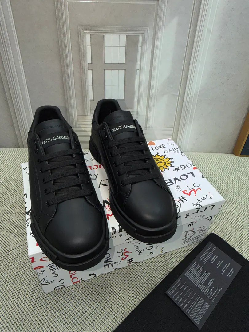 . Top Version👫PKMarket versions（DG-Ducha Banner.）The latest pop-up shoes., Shoe tongue with branding details., Silk cow skin combined with cow revels to improve the tone.. It's a lot of fashion., It's a color for the different models.. The fine design of the original motion and motten spirit., A modern, elegant style.. Fabulous.:Import head-story cow skin. Foot.:Skins and feet. Uchi.:In the cow's skin. Otsumi!:TPUOriginal Bottom Size: ⚠️⚠️Men38, 45 46Make a no-refund order.