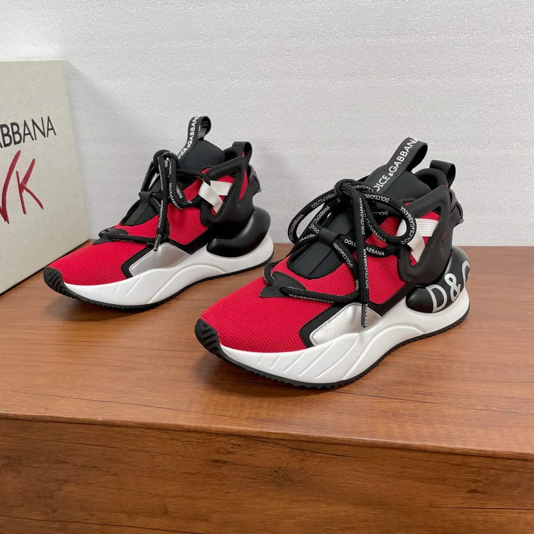 Dolce&Gabbana/Ducha Banner. A man's new pair of leisure shoes. The sneakers are made of multiple materials., Integrating the fabriced shoes into leather and rubber elements, SilkprintlogoCrude circle band decoration and give reconciliation, Alien rubber compounded underlays are marked.“DG”Marking, The tongue and the back of the shoe.logoLabel, Fashion atmosphere, Not one., A new language that is bright and modern.. The fabric is lined with a logo and a staircase., Fashion atmosphere on foot！Full package！ Codes: 39-40-41-42-43-44 Skins.（45/46You're not going to back off.） The cargo.: CK1699Tie it. Black red