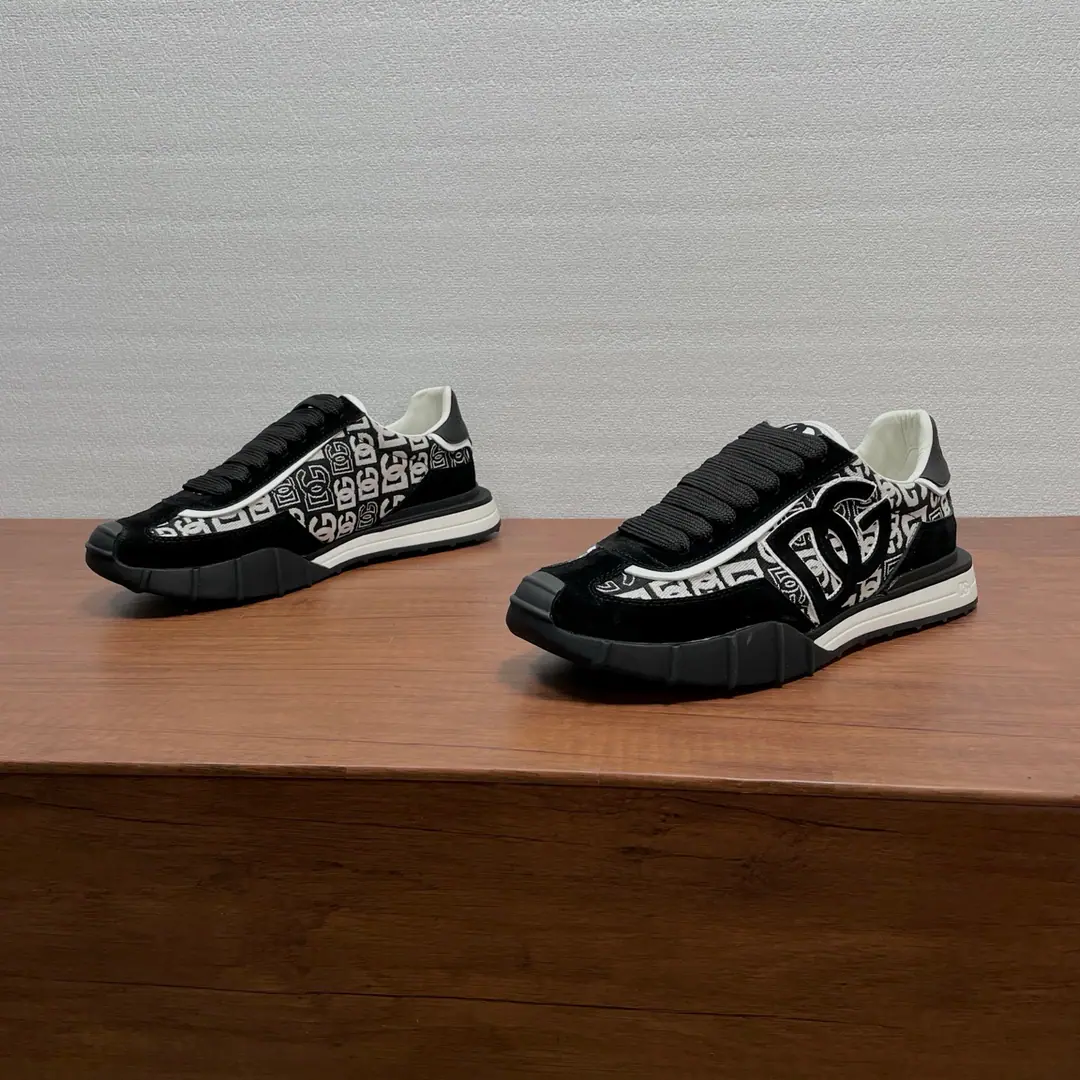 Dolce&Gabbana/Ducha Banner. Men's fabrics with flower sneakers. This sneakers is made of a fury cow leather with a cowboy canvas on the face of a fabric., Details of the skin of the cow on the shoe face, Side Capitalise“DG”The letters are marked separately., Collapse style design, It's a lot of fashion.. I've got a lot of shoes.DGMarking, The back of the heel is covered in a tweezer.logoMarking, A new language that is bright and modern.. The inside of the cow's skin is equipped with a plaque of cattle., It's a pair of two-colour rubber., Fashion atmosphere on foot！Full package！ Codes: 39-40-41-42-43-44 Skins.（38/45You're not going to back off.）