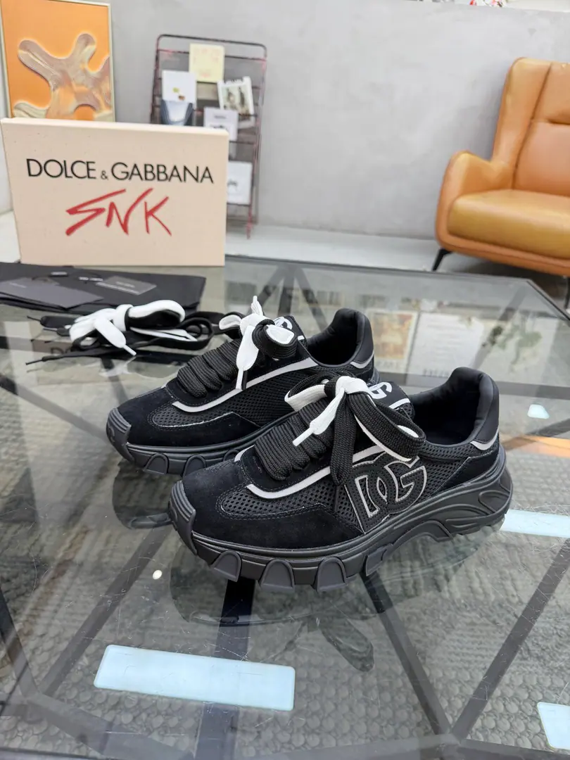 【DG】 Top Couple money., Size: Women36-40.Men39-44. (Women41.Men38.45.46Do it.） Dolce&Gabban 2026The latest couple's sneakers. Fires are on sale.. OriginalZPReload and Dismantlement. Repeatedly retweets. Yes, sir.1:1Restore！Top luxury. Soft and cozy. Fashion and leisure. It brings a quality of excellence and grace. And the wonderful comfort of the upper foot. Top-level purchase version of shoe face: Oxford.+Lacey paste. Uchi.: In the skin of the watered cow. Otsumi!: Original development𝐓𝐏𝐔andPhylonGroup Bottom Shoe pads.: Ecloth cushions., Pocket leather. Packaging: Original Configuration Full Packaging
